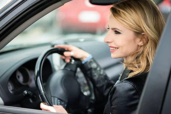 Жінка водіння автомобіля — стокове фото