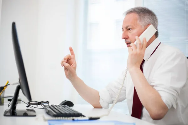 Starší obchodník mluví po telefonu — Stock fotografie