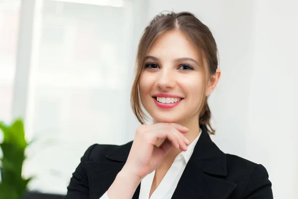 Junge Unternehmerin im Amt — Stockfoto