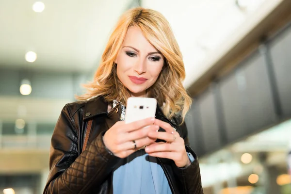 Kvinna med hjälp av sin mobiltelefon — Stockfoto