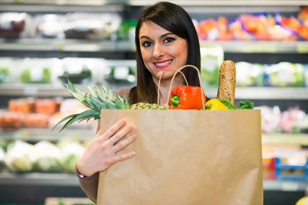 Donna in possesso di sacchetto di cibo — Foto Stock