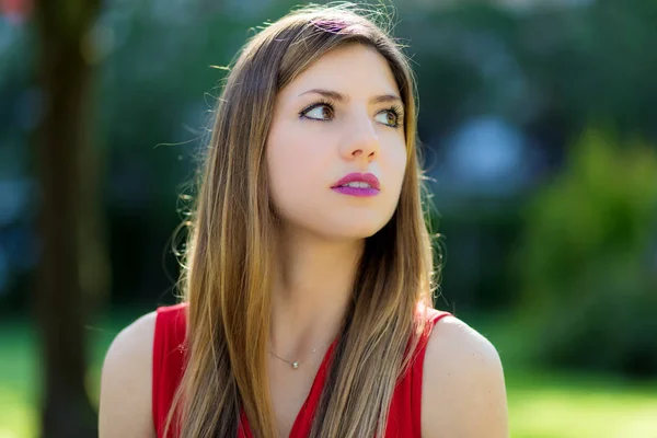 Young beautiful woman — Stock Photo, Image