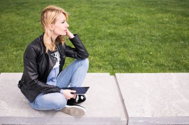 kadın holding tablet 