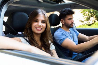 Arabada mutlu arkadaşlar