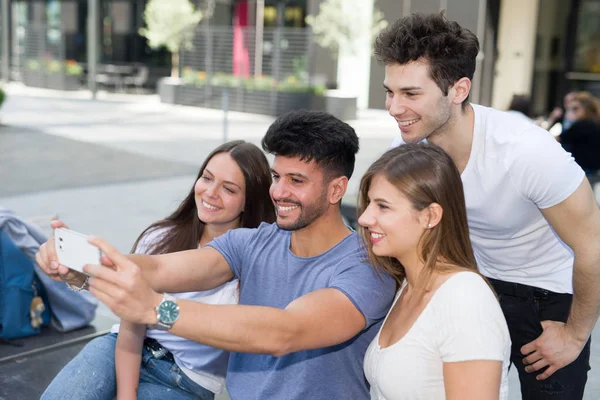 Amis prenant un selfie — Photo