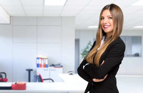 Empresária no escritório moderno — Fotografia de Stock