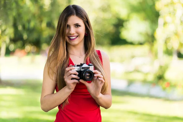 Woman holding camera — Stock Photo, Image