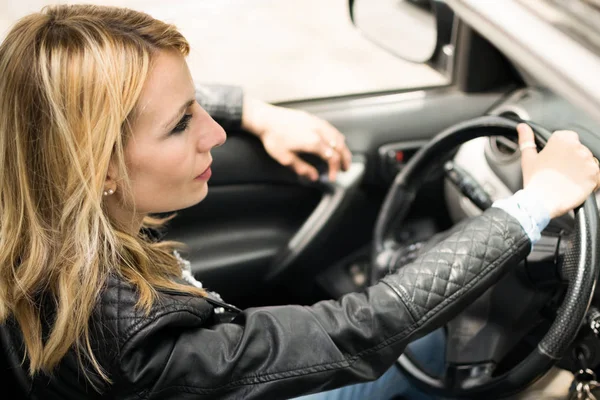 妇女驾驶汽车 — 图库照片