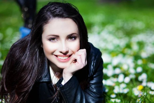 Vrouw liggend op gras — Stockfoto