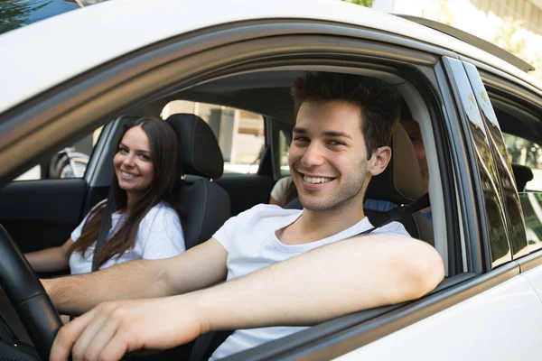 Heureux amis en voiture — Photo