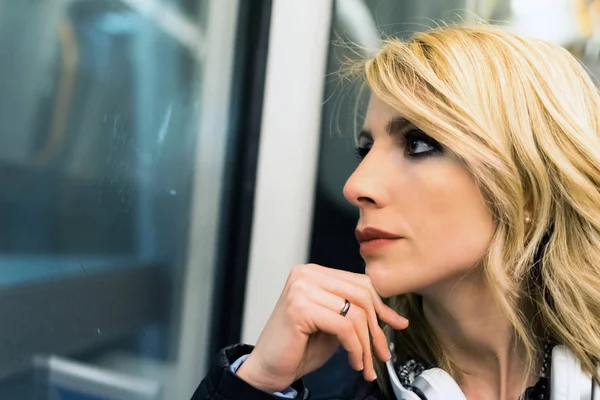 Žena ve vlaku metra — Stock fotografie