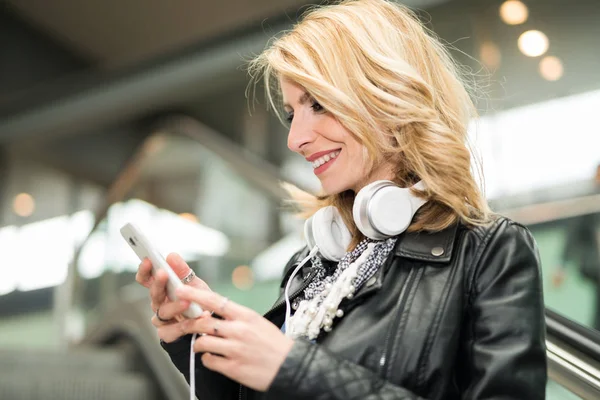 Mulher usando seu smartphone — Fotografia de Stock