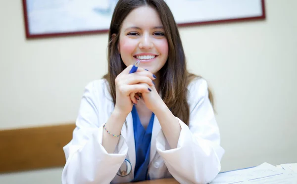 Femme médecin à l'hôpital — Photo