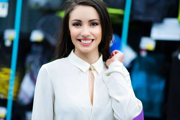 Woman holding shopping bags — Stock Photo, Image