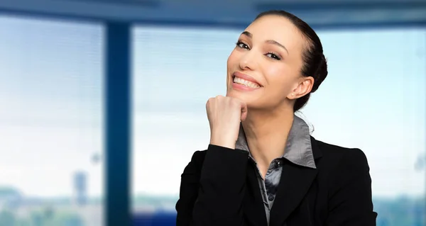 Geschäftsfrau im modernen Büro — Stockfoto