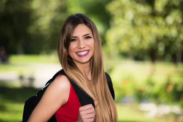 Estudante feminina com mochila — Fotografia de Stock