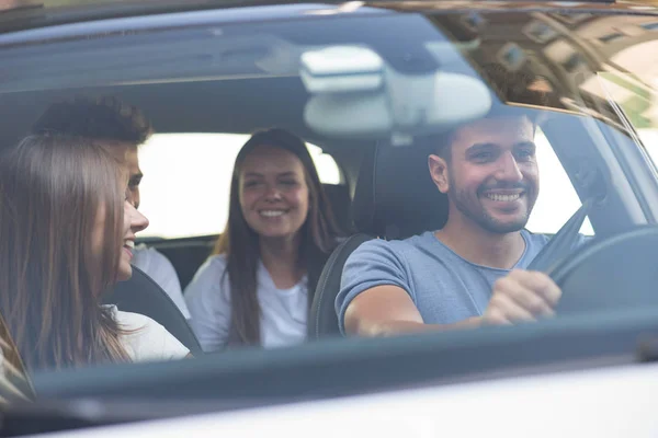 Glada vänner i bilen — Stockfoto