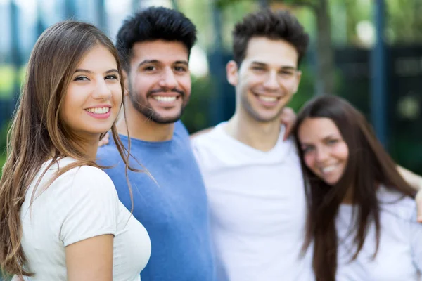 Amigos sentados juntos e sorrindo — Fotografia de Stock