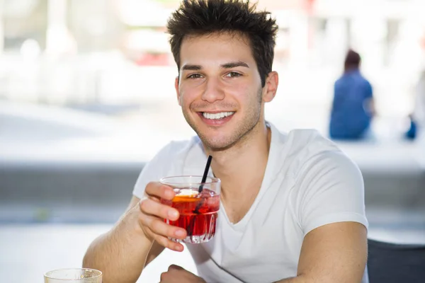 Мужчина пьет коктейль — стоковое фото