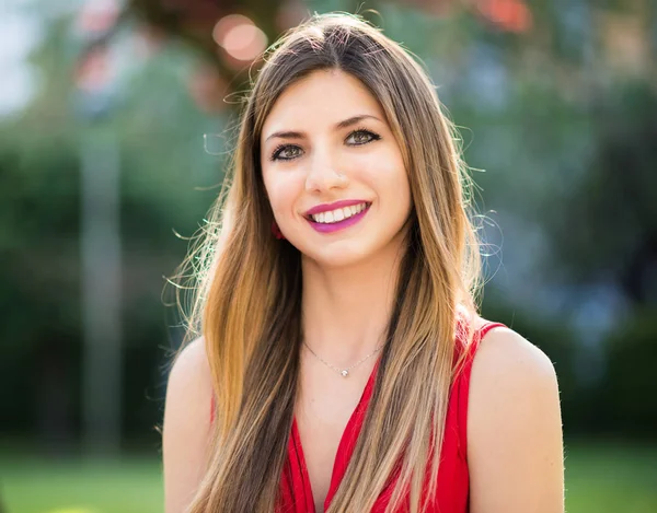 Jovem bela mulher sorrindo — Fotografia de Stock