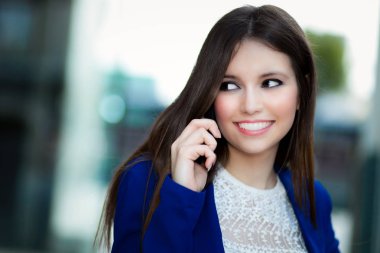 Kadın telefonda konuşuyor.