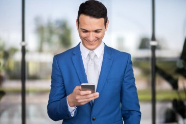 Telefon kullanan bir iş adamı 