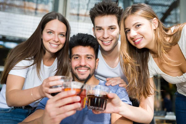 Amigos tomando algo juntos — Foto de Stock