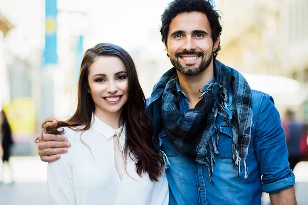 Pareja sonriendo en la calle — Foto de Stock