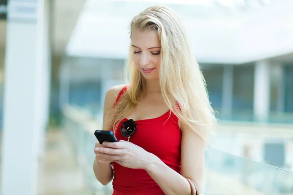 Jonge vrouw met behulp van telefoon — Stockfoto