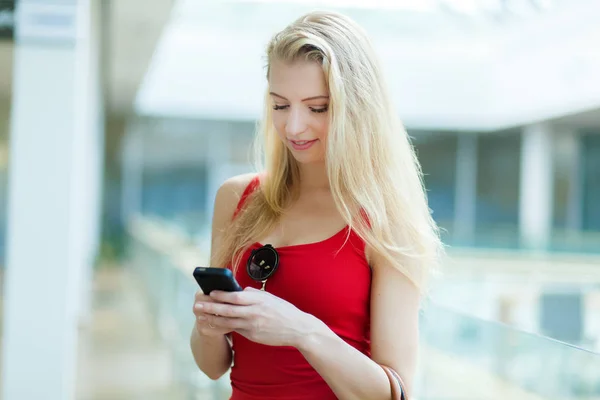 Jovem mulher usando telefone — Fotografia de Stock