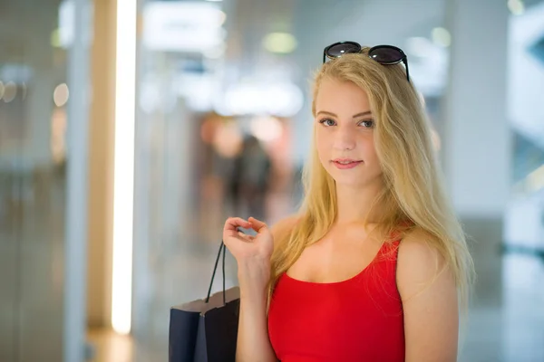 Femme faisant du shopping dans le centre commercial — Photo