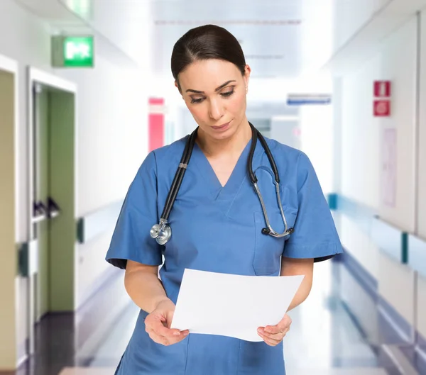Sjuksköterska läsa dokument — Stockfoto