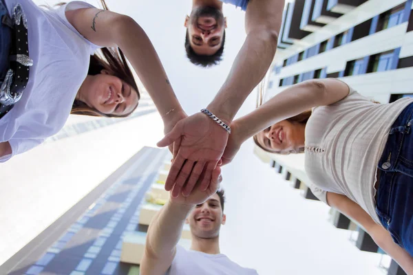 Amigos juntando sus manos — Foto de Stock