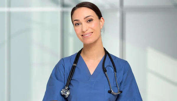 Lächelnde Krankenschwester im Krankenhaus — Stockfoto