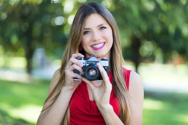 Vrouw bedrijf camera — Stockfoto