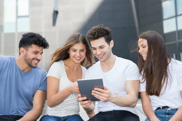 Amigos usando una tableta juntos — Foto de Stock