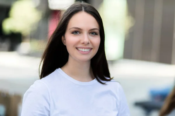 Morena mulher sorrindo — Fotografia de Stock