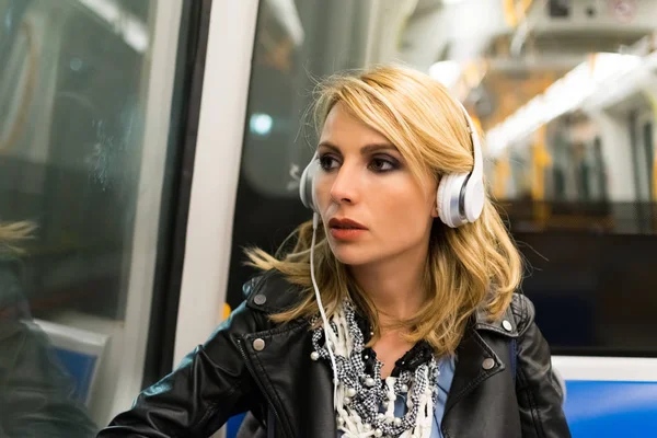 Женщина в поезде метро — стоковое фото