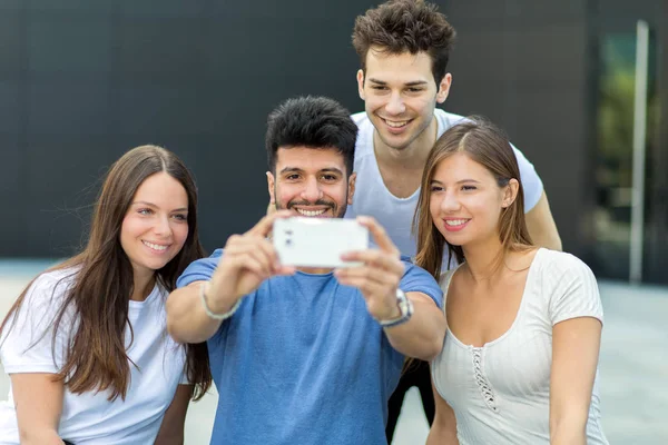 Vrienden nemen een selfie — Stockfoto