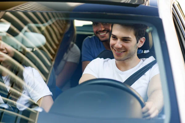 Glada vänner i bilen — Stockfoto