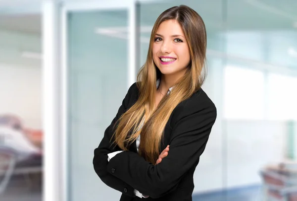 Geschäftsfrau im modernen Büro — Stockfoto