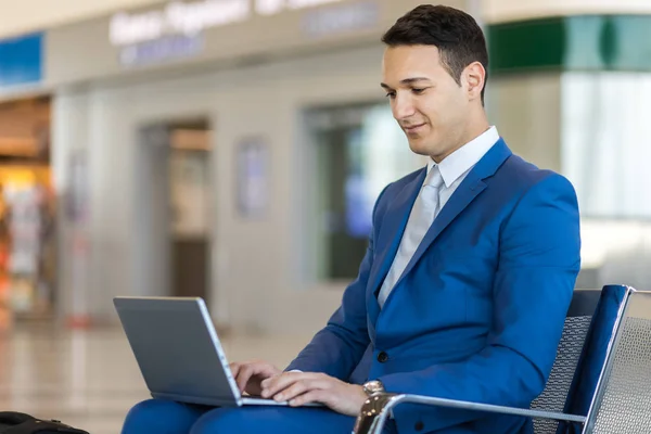 공항에서 노트북을 사용 하 여 하는 사업 — 스톡 사진