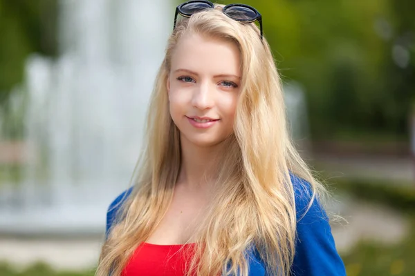 Молодая красивая женщина в парке — стоковое фото