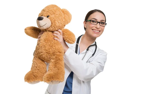 Docteur tenant un ours en peluche — Photo