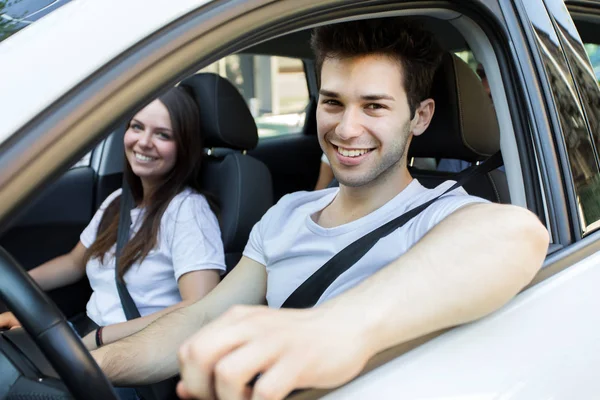 Glada vänner i bilen — Stockfoto