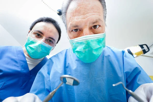 Zwei Zahnärzte bei der Arbeit — Stockfoto