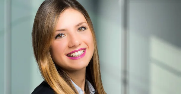 Mujer de negocios sonriendo en la oficina — Foto de Stock