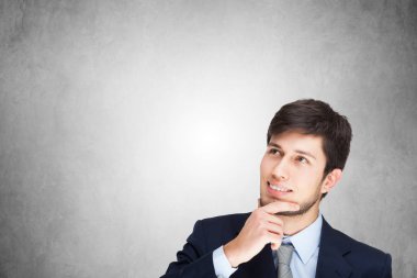 Genç adam yukarı bakıyor.