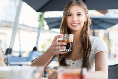 Güzel kadın içki