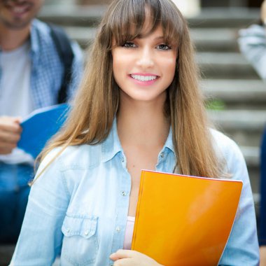 Gülümseyen öğrenci açık